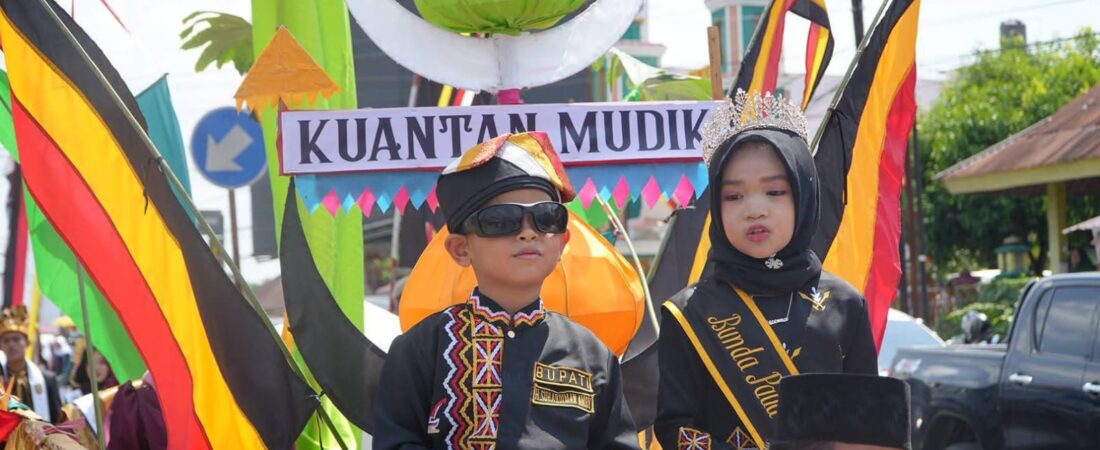 Warna-Warni Pawai Ta’aruf MTQ Riau Pecah di Teluk Kuantan