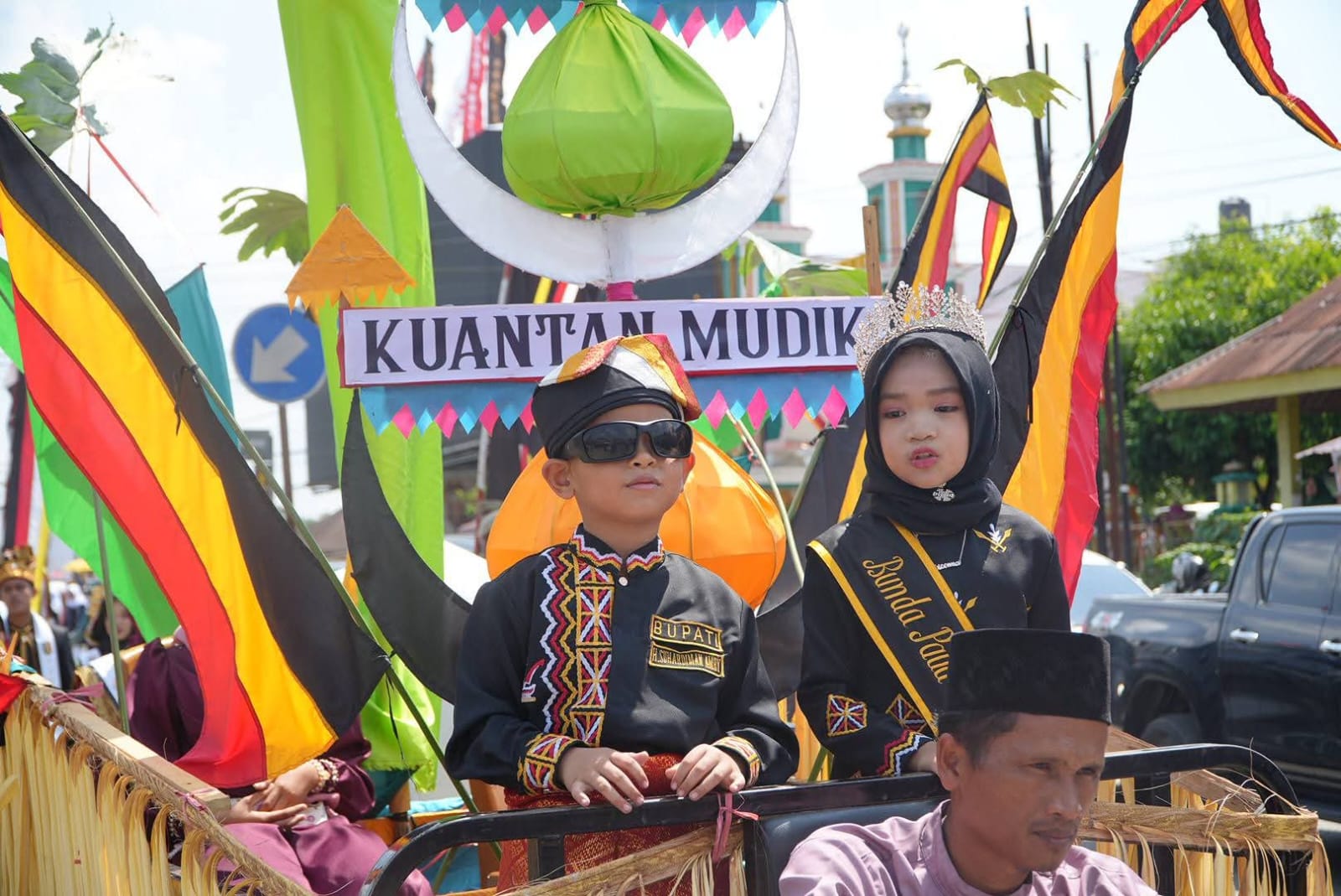 Warna-Warni Pawai Ta’aruf MTQ Riau Pecah di Teluk Kuantan