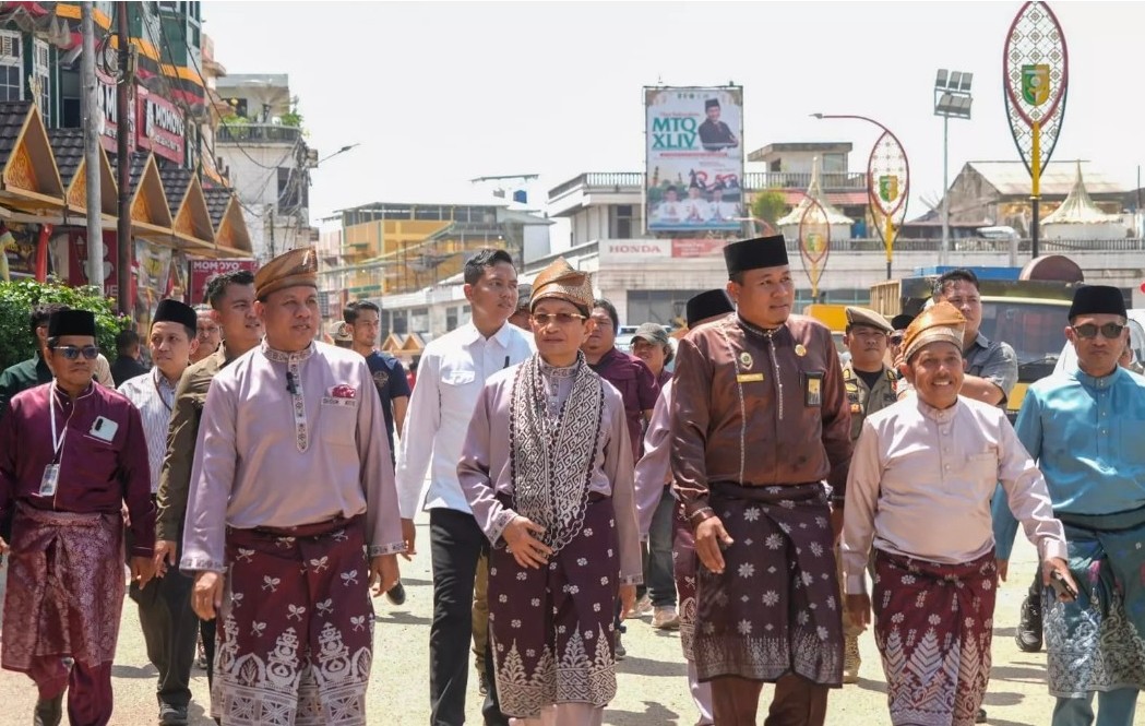 Siang Bapacu, Malam Mengaji
