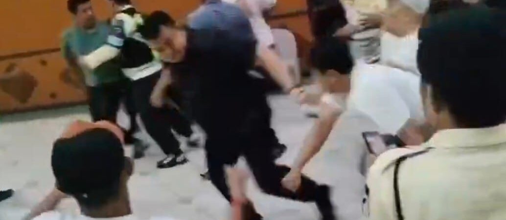 Ring Tinju Terhormat untuk Dua Politisi