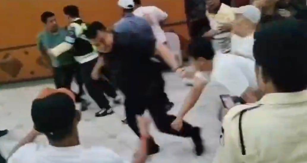 Ring Tinju Terhormat untuk Dua Politisi