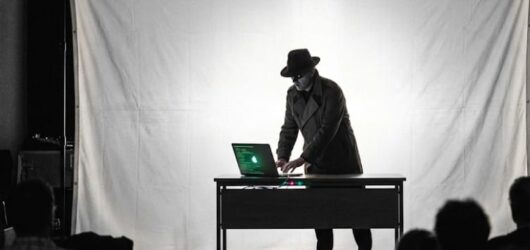 Bayang-Bayang di Balik Layar