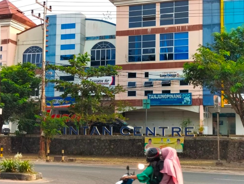 Pria Tanpa HP yang Membangun Kota